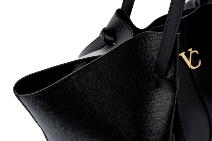 Vince Camuto Foggia Bolsa de Hombro Negra en Cuero de Polivinilo